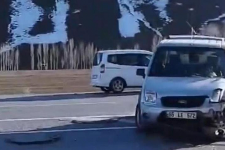 Van'da 2 aracın &ccedil;arpıştığı kazada 11 kişi yaralandı