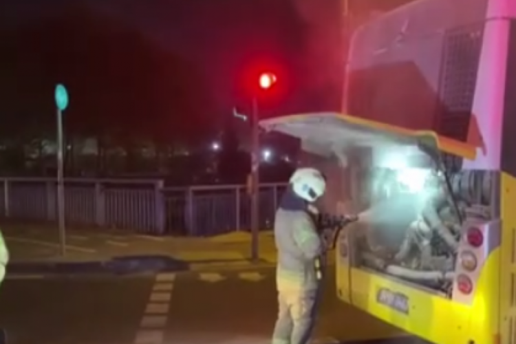 İstanbul'da İETT otob&uuml;s&uuml;n&uuml;n motoru yandı! Yolcular tahliye edildi