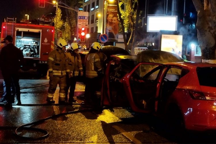 İstanbul'da park halindeki 2 ara&ccedil; alev alev yandı
