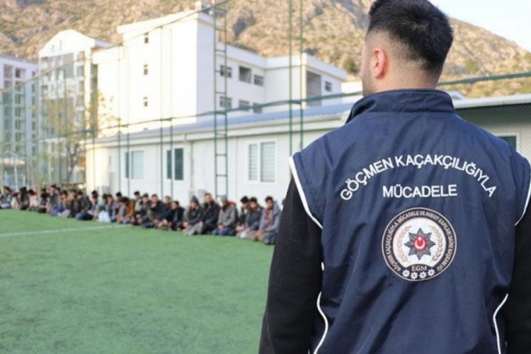 Amasya'da bakır y&uuml;kl&uuml; tırın dorsesinden 64 ka&ccedil;ak g&ouml;&ccedil;men &ccedil;ıktı
