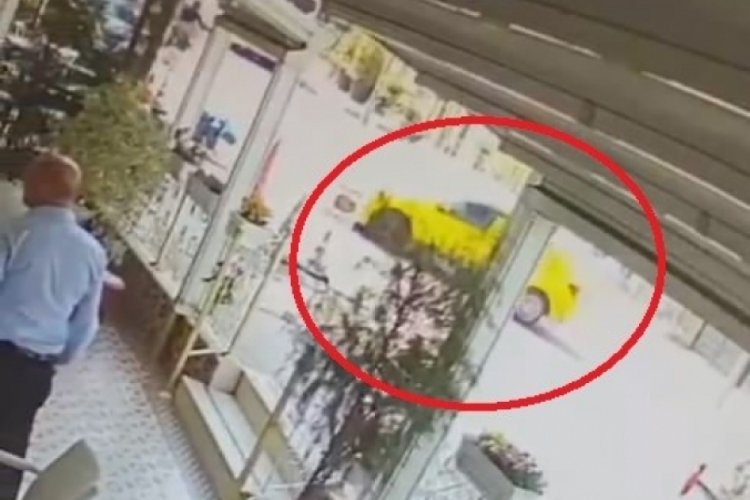 Bursa'da motosiklet s&uuml;r&uuml;c&uuml;s&uuml; taksiye &ccedil;arparak takla attı