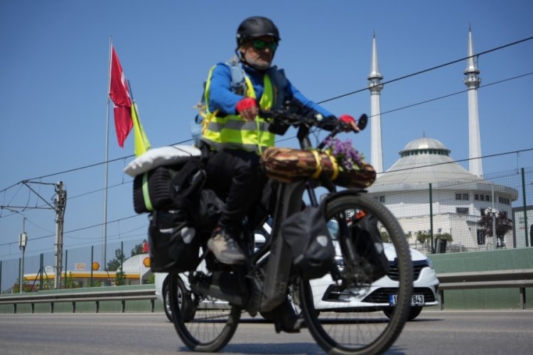 &Uuml;sk&uuml;p'ten Mekke'ye pedal &ccedil;eviren ikili, Bursa'da mola verdi