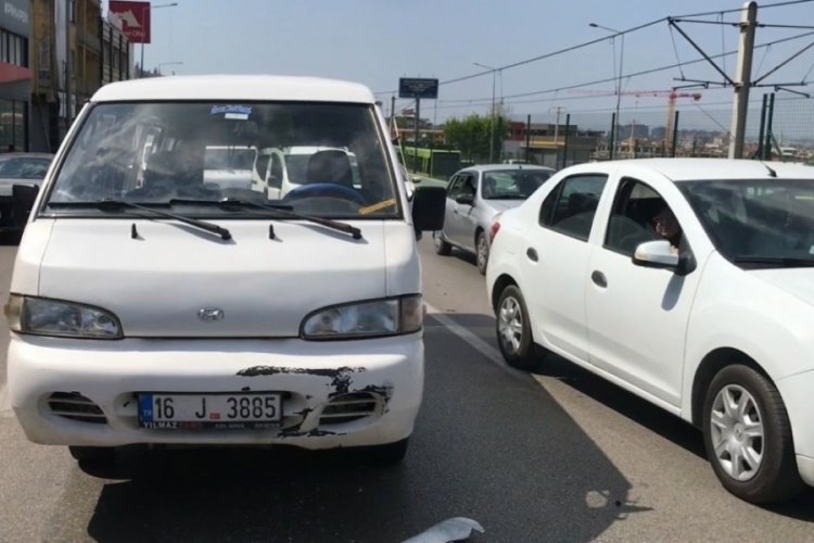 Bursa'da sürücü bilincini kaybederek 3 otomobile çarptı