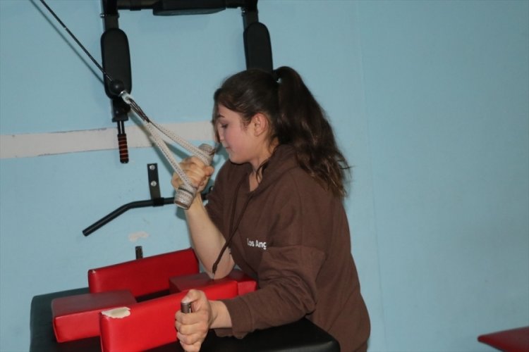 Bilek güreşi sporcusu 14 yaşındaki Şaziye Demir, hazırlıklarına devam ediyor
