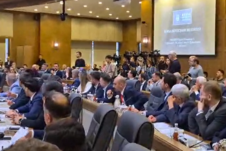 Bursa B&uuml;y&uuml;kşehir Belediyesi Meclis toplantısında protesto!