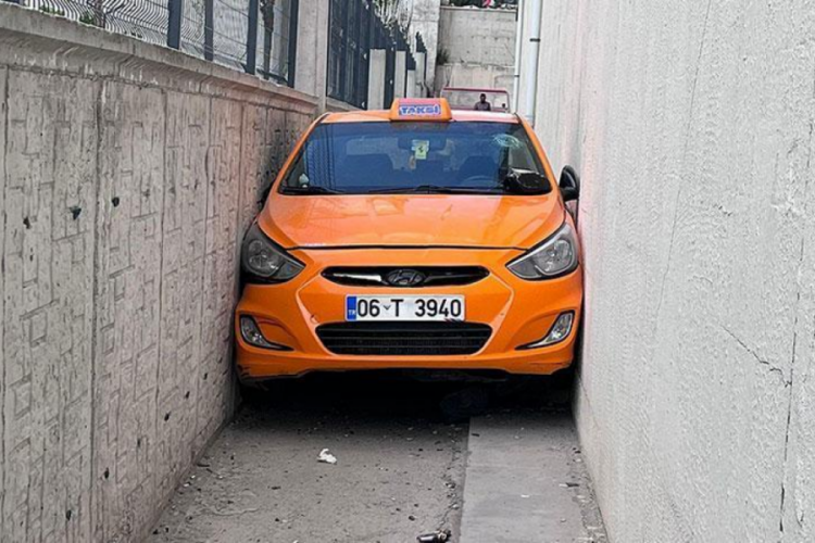 Ankara'da şaşırtan anlar! Taksi, iki duvar arasına sıkıştı
