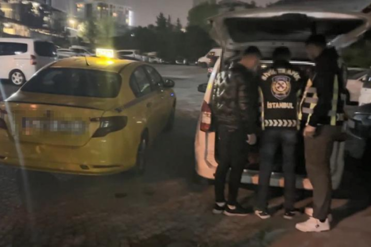 İstanbul'da yolcularla tartışan taksiciye ceza! Trafikten men edildi