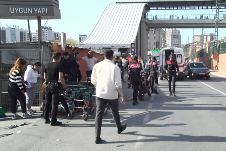 İstanbul'da motosiklet yayaların arasına daldı! 4 kişi yaralandı
