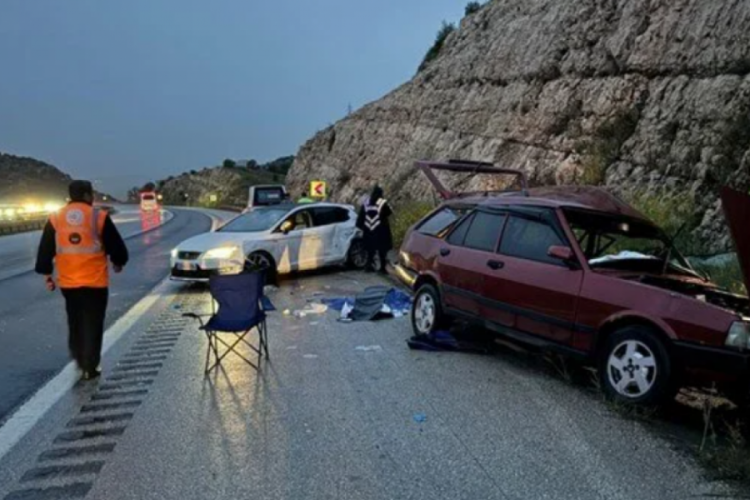&Ccedil;anakkale'de iki otomobil &ccedil;arpıştı: &Ouml;l&uuml; ve yaralılar var
