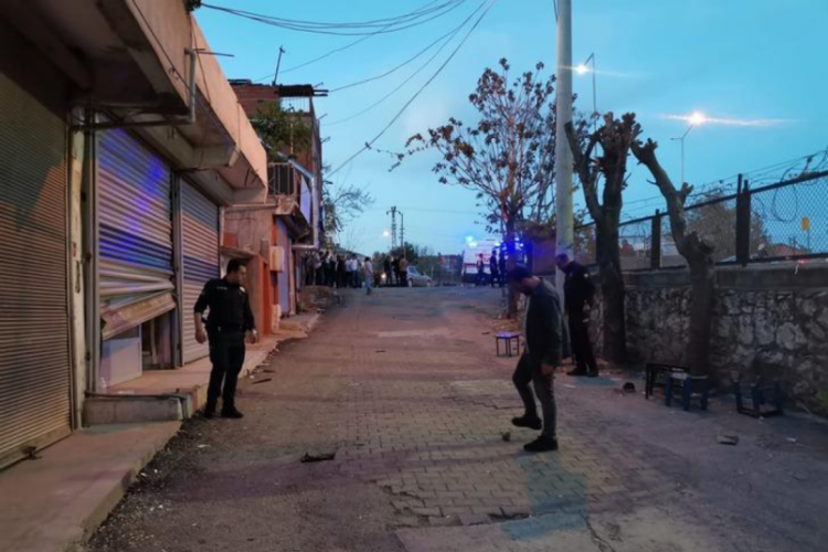 Barış i&ccedil;in bir araya getirilen husumetli aileler arasında silahlı &ccedil;atışma!
