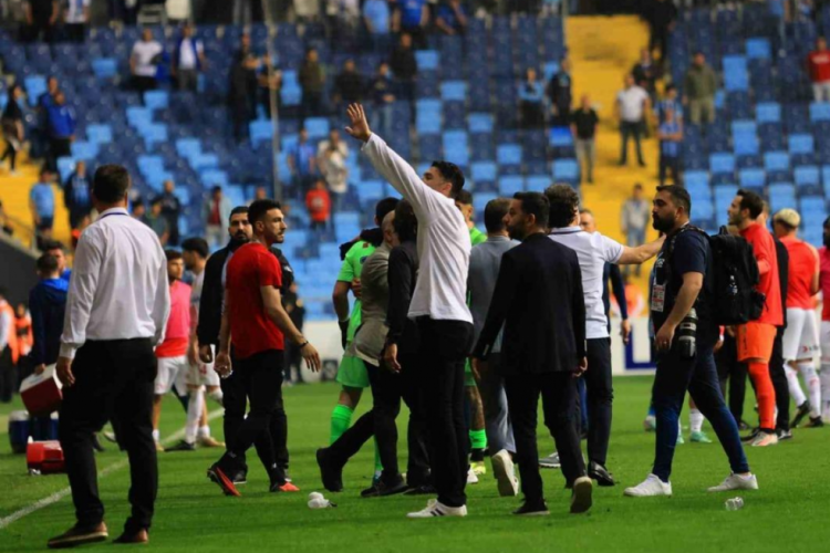 Adana Demirspor-Kayserispor maçı savaş alanına döndü!