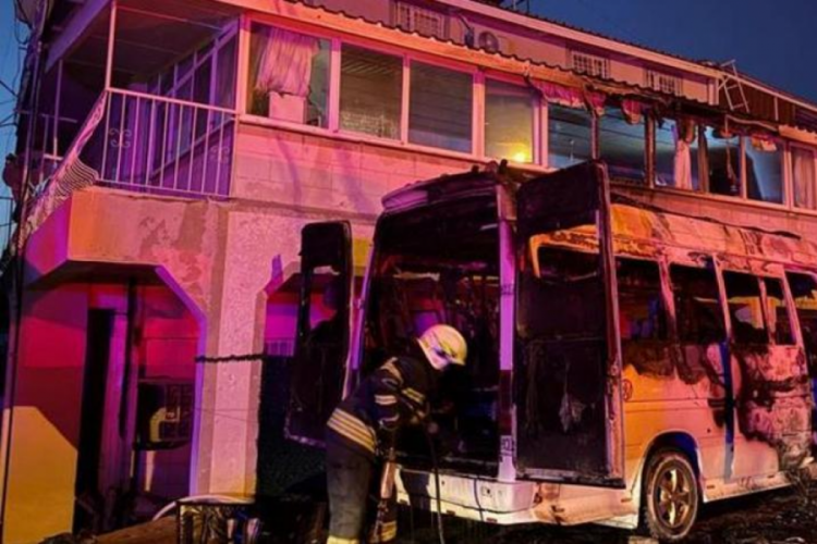Muğla'da minib&uuml;ste &ccedil;ıkan yangın binaya sı&ccedil;radı