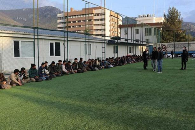 Amasya'da yakalanan g&ouml;&ccedil;menler demir korkulukları s&ouml;k&uuml;p ka&ccedil;tı!