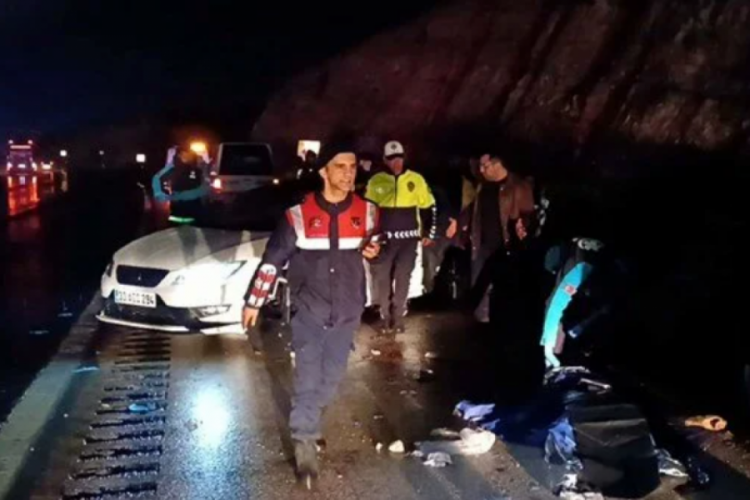 Gaziantep'te otomobil kaza yapan araca &ccedil;arptı! &Ouml;l&uuml; ve yaralılar var