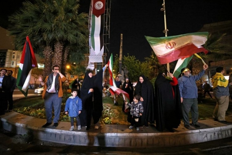 İran'ın İsrail'e saldırısı sonrası Tahran'da kutlama