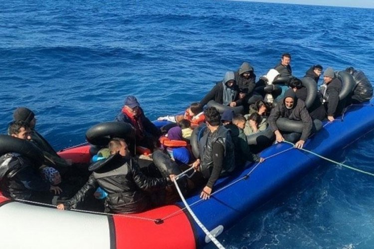 İzmir'de  5 'i &ccedil;ocuk 59 g&ouml;&ccedil;men yakalandı
