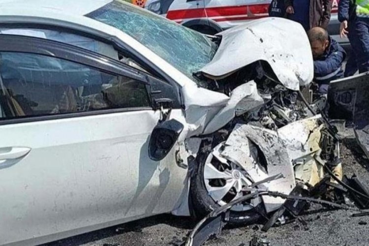 Kayseri'de iki otomobil kafa kafaya &ccedil;arpıştı! Yaralılar var