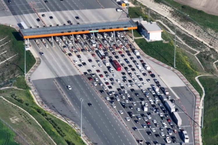 On binlerce insan Bursa'dan İstanbul'a d&ouml;nmeye &ccedil;alışıyor