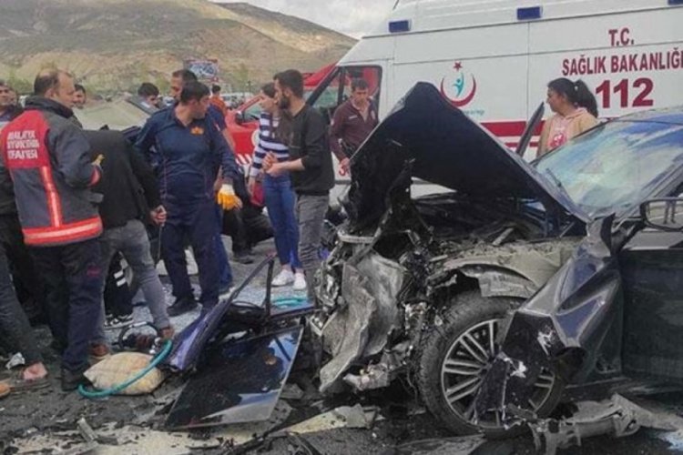 Malatya'da iki otomobil kafa kafaya &ccedil;arpıştı! 3 &ouml;l&uuml;, 5 yaralı
