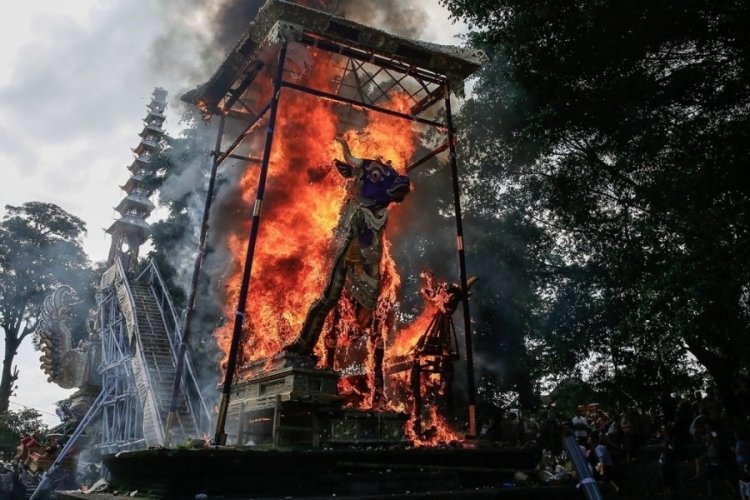 Bali'de Hindu geleneklerine g&ouml;re &ouml;l&uuml; yaktılar