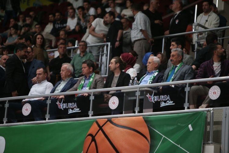 Mustafa Bozbey protokol trib&uuml;n&uuml;nde