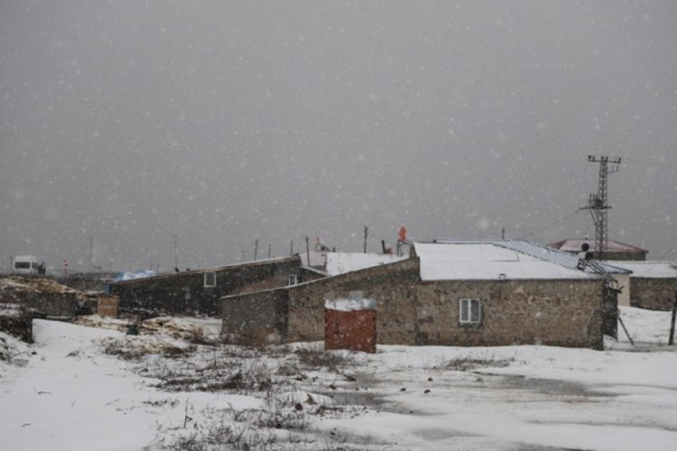 Kars'ta nisan ayında kar s&uuml;rprizi