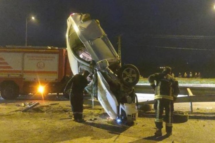 Van'da kaza yapan otomobil asılı kaldı: 3 yaralı