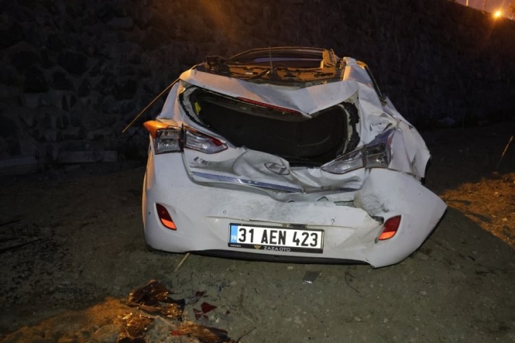 Hatay'da otomobil istinat duvarından u&ccedil;tu: 4 yaralı