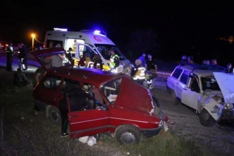 &Ccedil;anakkale'de iki otomobil kafa kafaya &ccedil;arpıştı: 8 yaralı