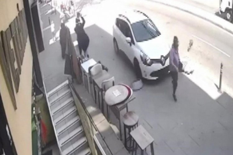 İstanbul Maltepe'de otomobil kaldırımda y&uuml;r&uuml;yen kadına &ccedil;arptı