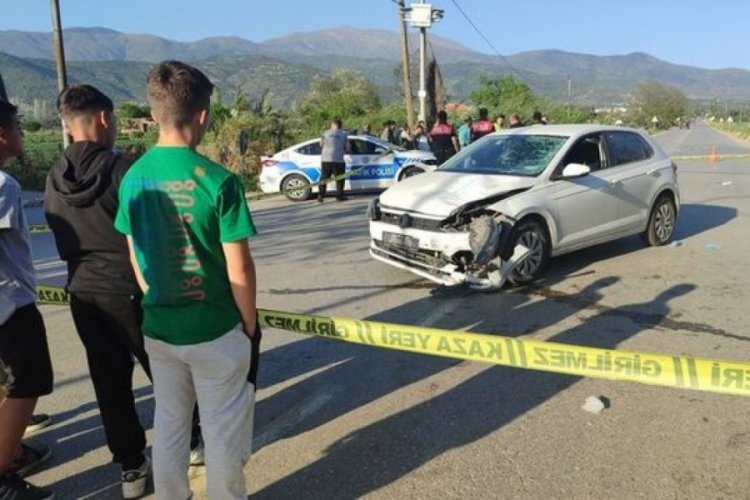 İzmir'de otomobille &ccedil;arpışan motosikletteki 2 kişi otomobilin altında kaldı