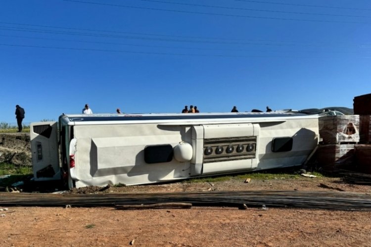 Malatya'da yolcu otob&uuml;s&uuml; devrildi! 22 yaralı