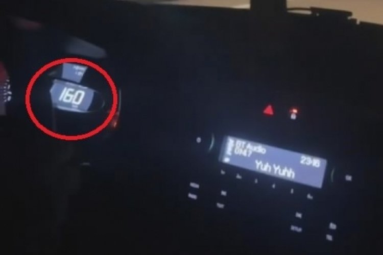 Bursa'da otobanda son s&uuml;rat giden otomobilin karşısına taksi &ccedil;ıktı
