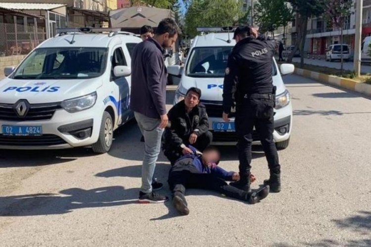 Adıyaman'da dehşet! Babasını yaraladı, yoldan ge&ccedil;en adamı &ouml;ld&uuml;rmeye &ccedil;alıştı