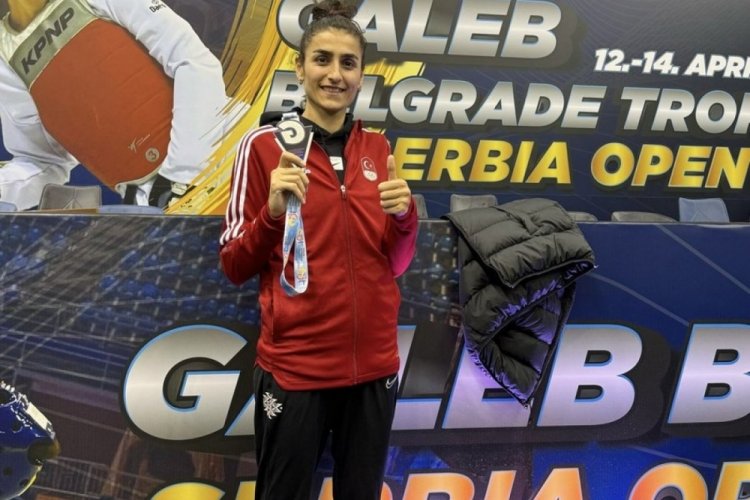 Hatice K&uuml;bra İlg&uuml;n'den G&uuml;m&uuml;ş Madalya