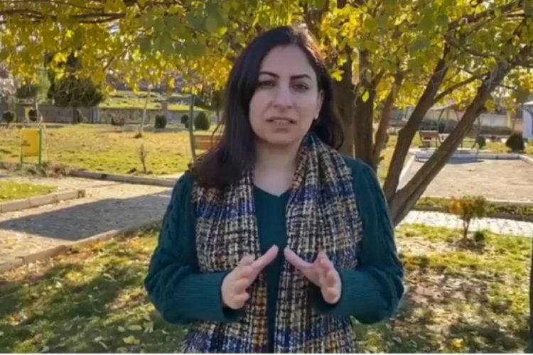 Siirt yeni Belediye Başkanı, kayyumun bıraktığı bor&ccedil;ları billboardlarda ilan etti