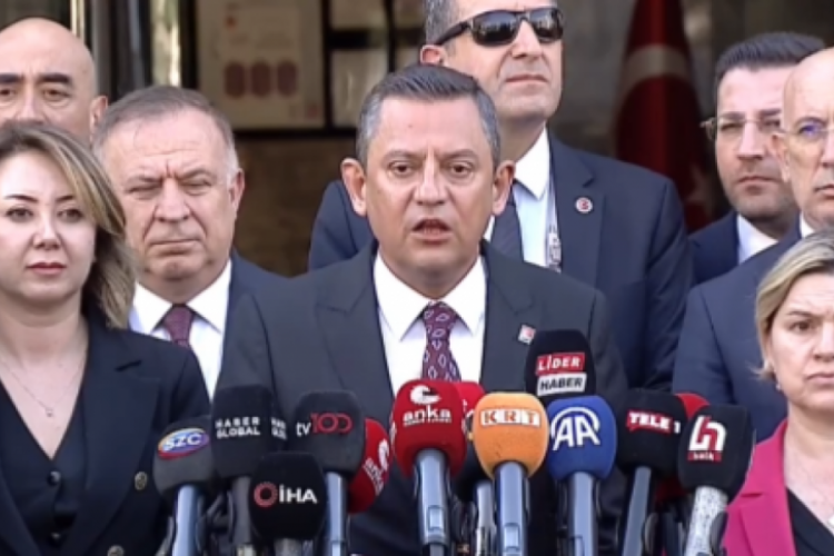&Ouml;zg&uuml;r &Ouml;zel YSK &ouml;n&uuml;nde a&ccedil;ıklamalarda bulunuyor