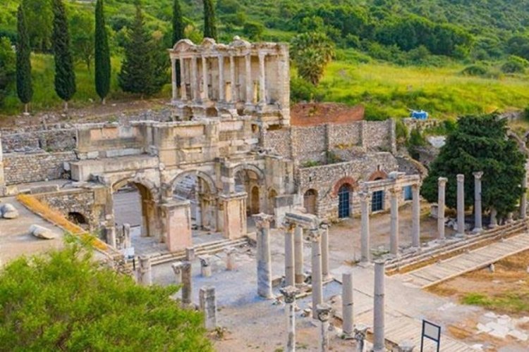 Bakan Ersoy rakam verdi! Bayramda 1,7 milyon kişi m&uuml;ze ve &ouml;ren yerlerini ziyaret etti