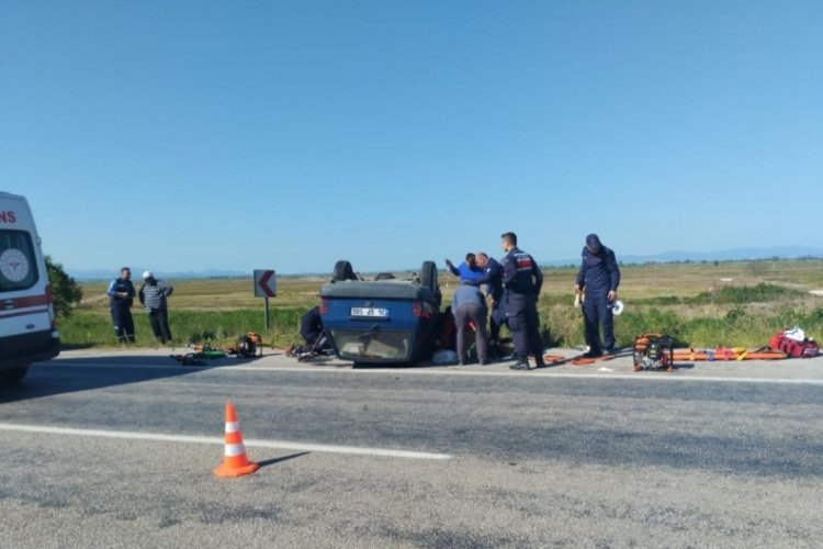 Balıkesir'de iki otomobil &ccedil;arpıştı: 1'i ağır 4 yaralı