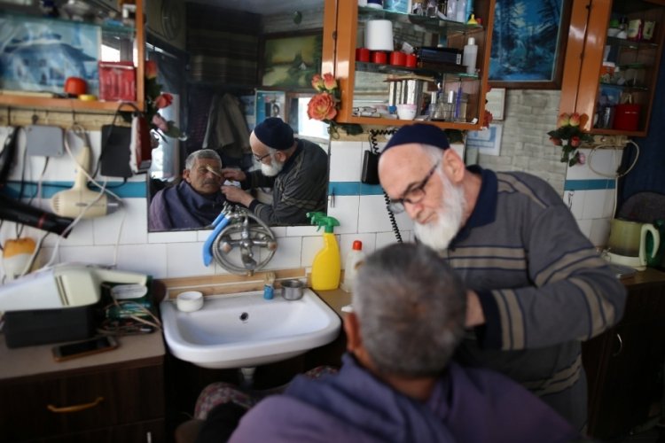 Bursa'da bir adam ustasından miras kalan 100 yıllık dükkanda 46 yılı devirdi