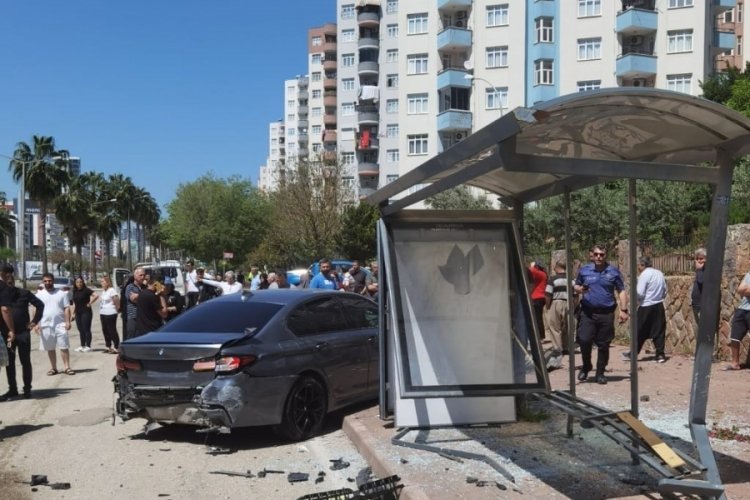 Adana'da lüks otomobil otobüs durağına çarptı: 7 yaralı