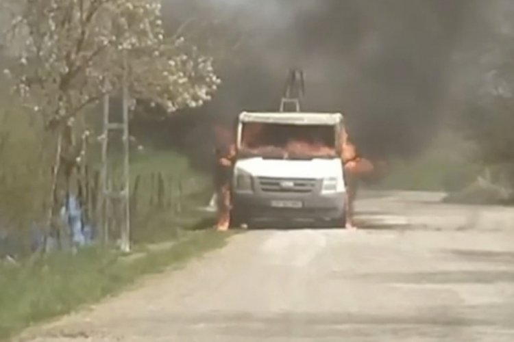 Kastamonu'da kamyonet alev alev yandı