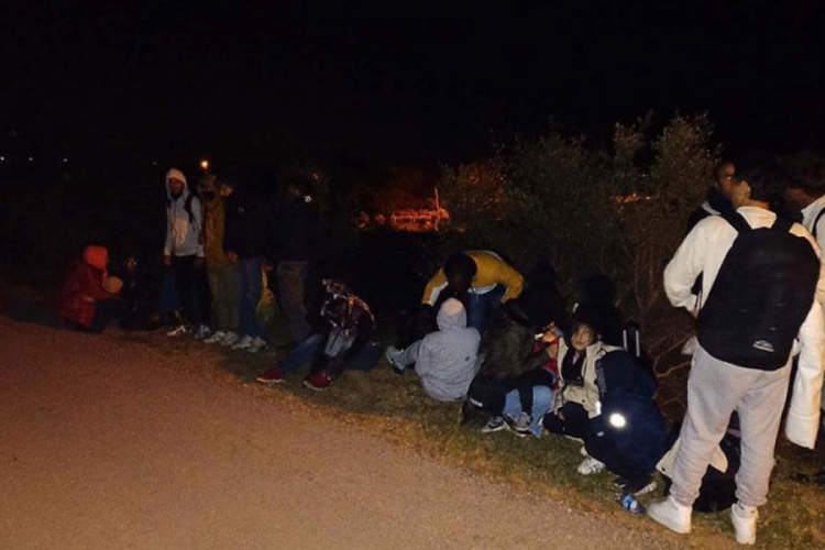 İzmir'de 7'si çocuk 29 kaçak göçmen yakalandı