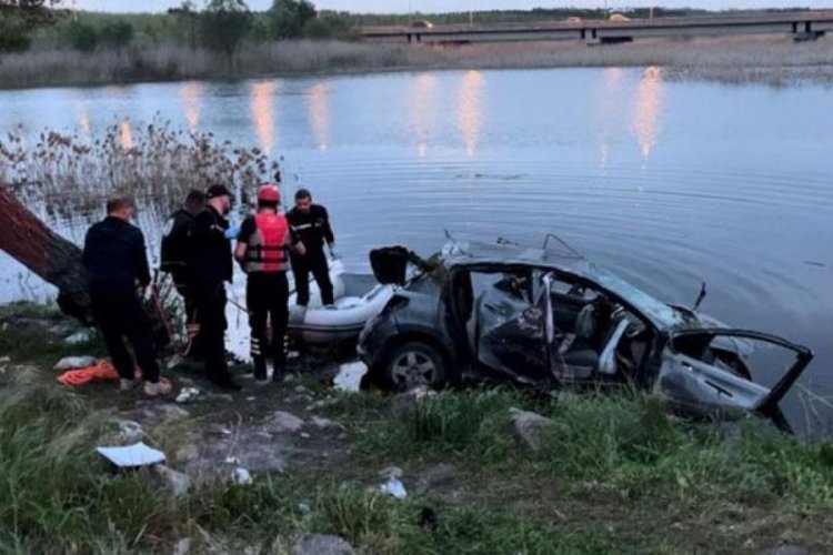 İstanbul'da feci kaza! Ani manevra sonucu göle uçtu