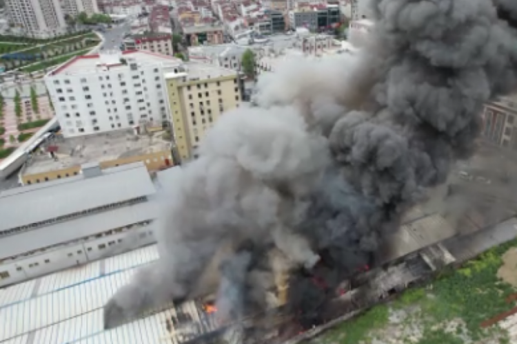 İstanbul'da fabrikada çıkan yangın yaklaşık 2 saatlik çalışmayla kontrol altına alındı
