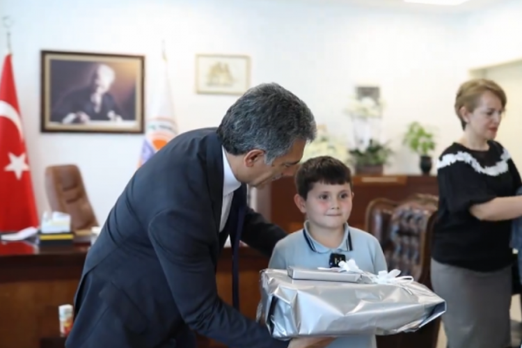 Şükrü Deviren makamını Mehmet Akif Ersoy İlkokulu öğrencileri'ne devretti