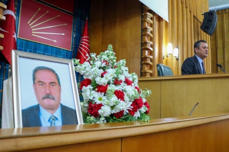 CHP'nin kapalı grup toplantısında yaşamını yitiren TBMM Grup Müdürü Bayraktar anıldı