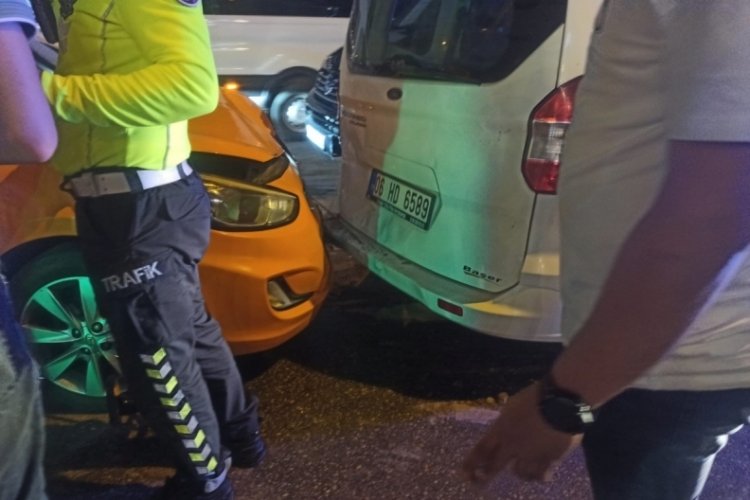 Ankara'da alkollü sürücü, trafik ışıklarında bekleyen araçlara çarptı