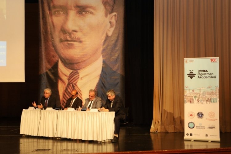Bursa'da "21. Yüzyılda Öğretmen Olmak" konulu panel gerçekleştirildi