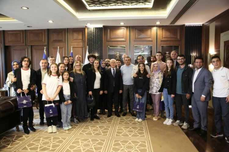 Bursa Büyükşehir Belediyesi'nden deneme sınavlarında dereceye giren öğrencilere hediye